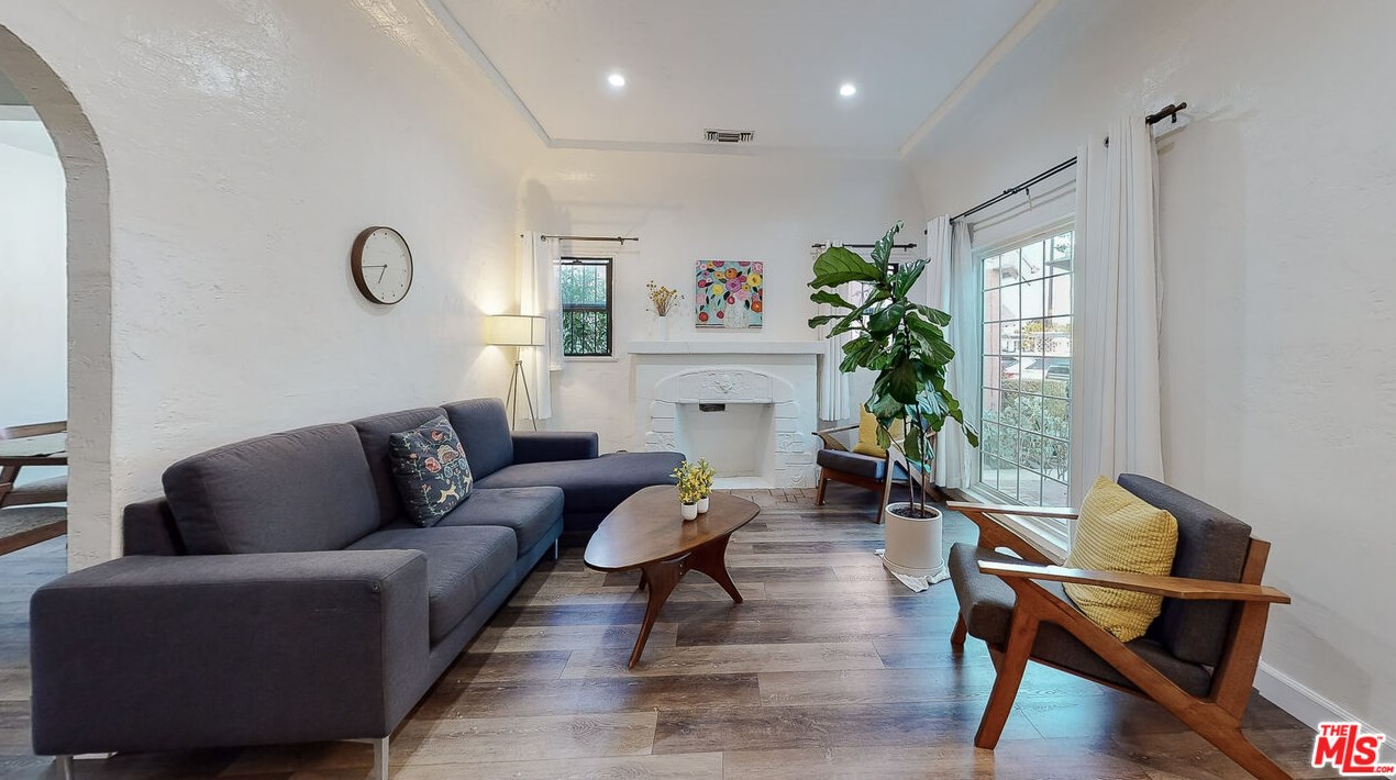 1917 64 St, Los Angeles CA 90001-2106 exterior