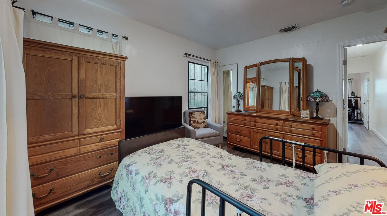 1917 64 St, Los Angeles CA 90001-2106 exterior