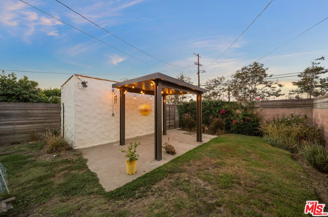 1917 64 St, Los Angeles CA 90001-2106 exterior