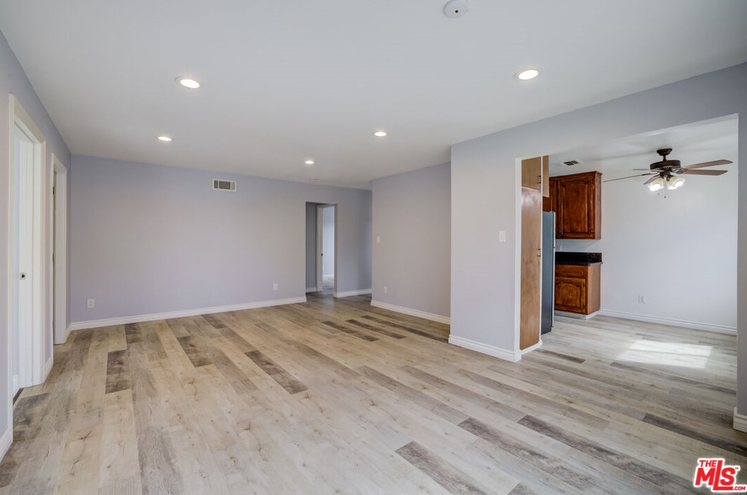 9445 Amboy Ave, Los Angeles CA  91331-4229 exterior