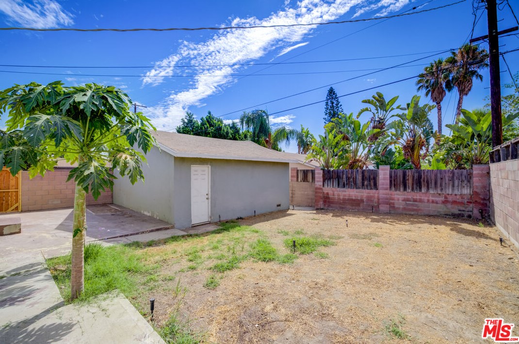 9445 Amboy Ave, Los Angeles CA  91331-4229 exterior