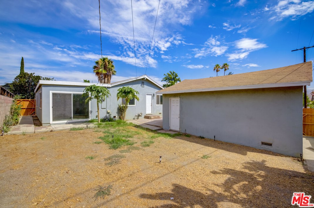 9445 Amboy Ave, Los Angeles CA  91331-4229 exterior