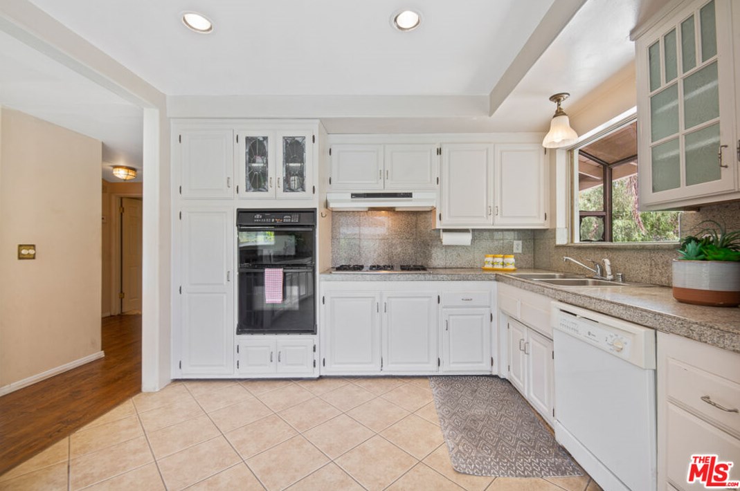 1527 Vly High Ave, Thousand Oaks CA 91362-1908 exterior