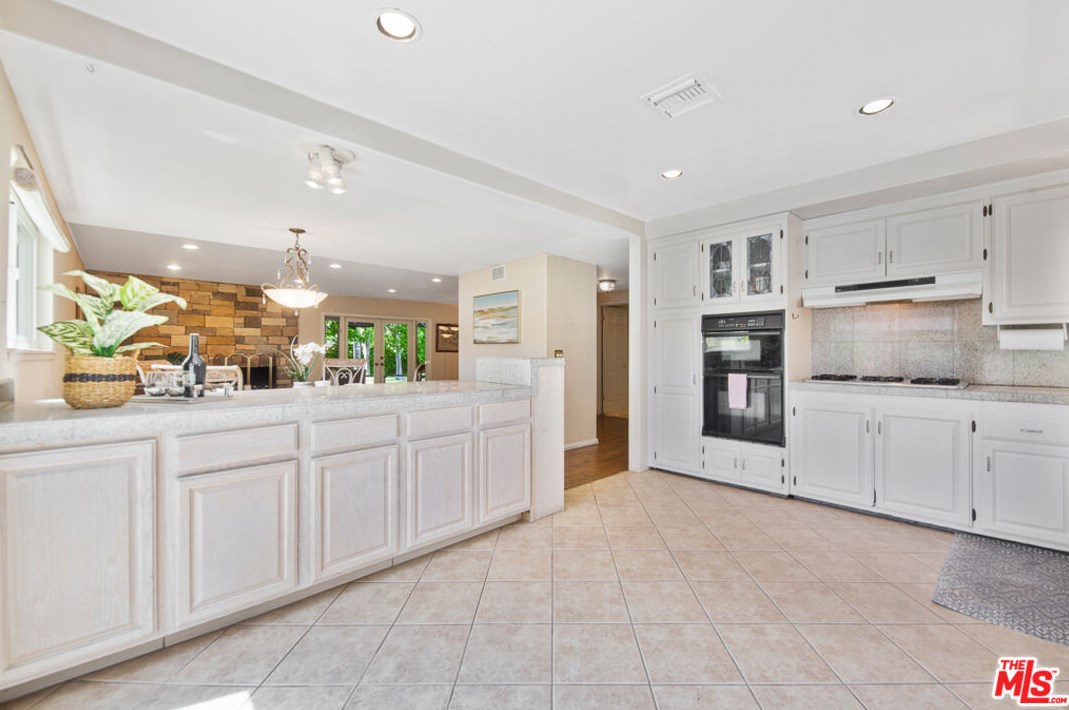 1527 Vly High Ave, Thousand Oaks CA 91362-1908 exterior