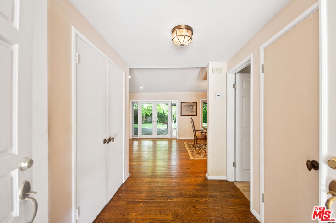 1527 Vly High Ave, Thousand Oaks CA 91362-1908 exterior