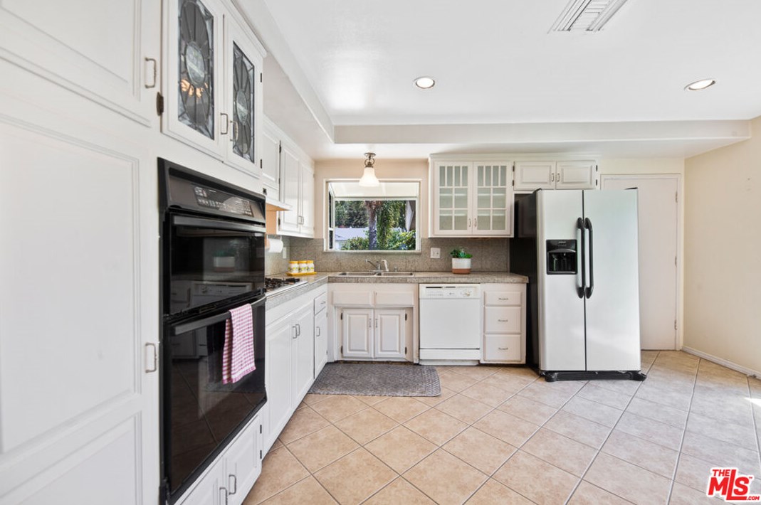 1527 Vly High Ave, Thousand Oaks CA 91362-1908 exterior