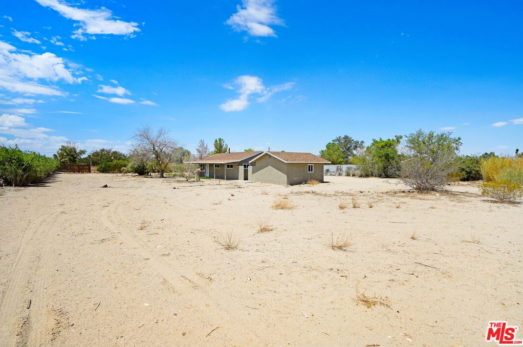 9189 Chickasaw Trl, Lucerne Valley CA 92356-7440 exterior