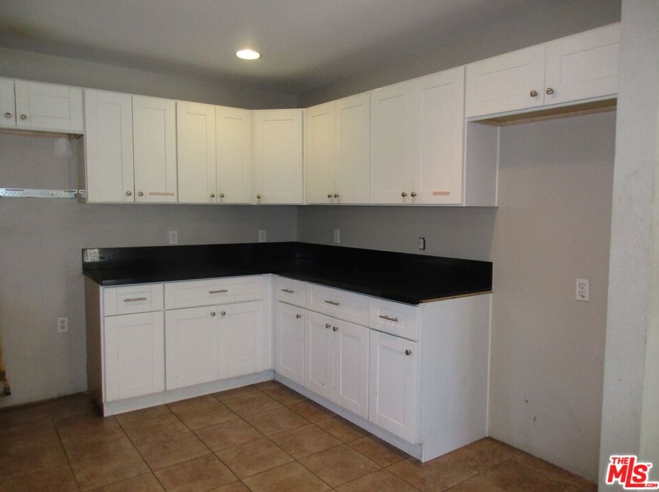 633 89th St, Los Angeles CA  90002-1602 exterior