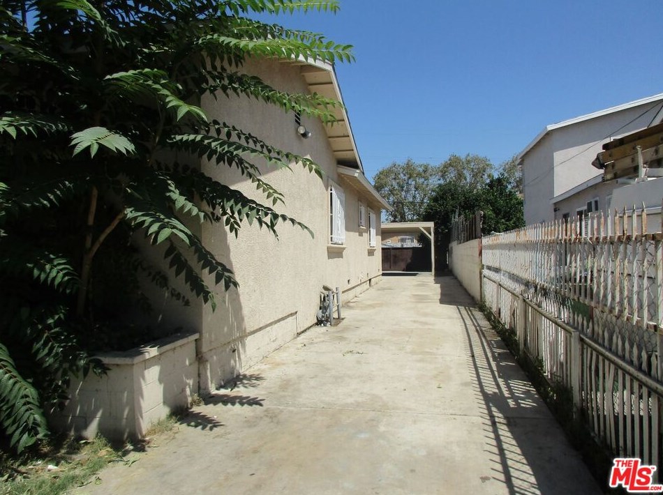 633 89th St, Los Angeles CA  90002-1602 exterior