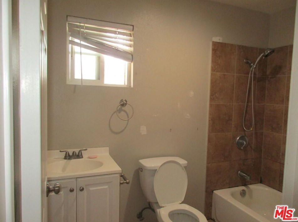 633 89th St, Los Angeles CA  90002-1602 exterior