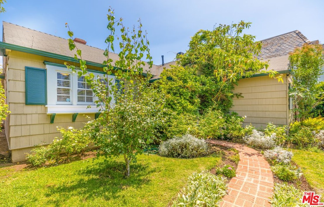 322 Carmelina Ave, Los Angeles CA  90049-2702 exterior