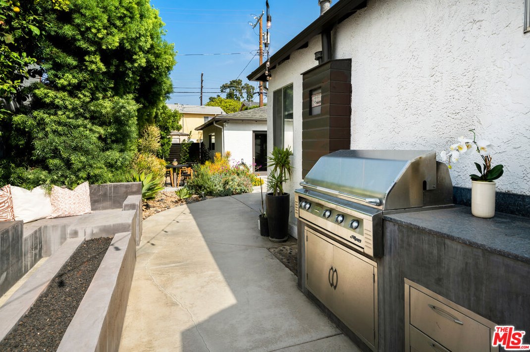 3564 Greenwood Ave, Los Angeles CA  90040-3319 exterior