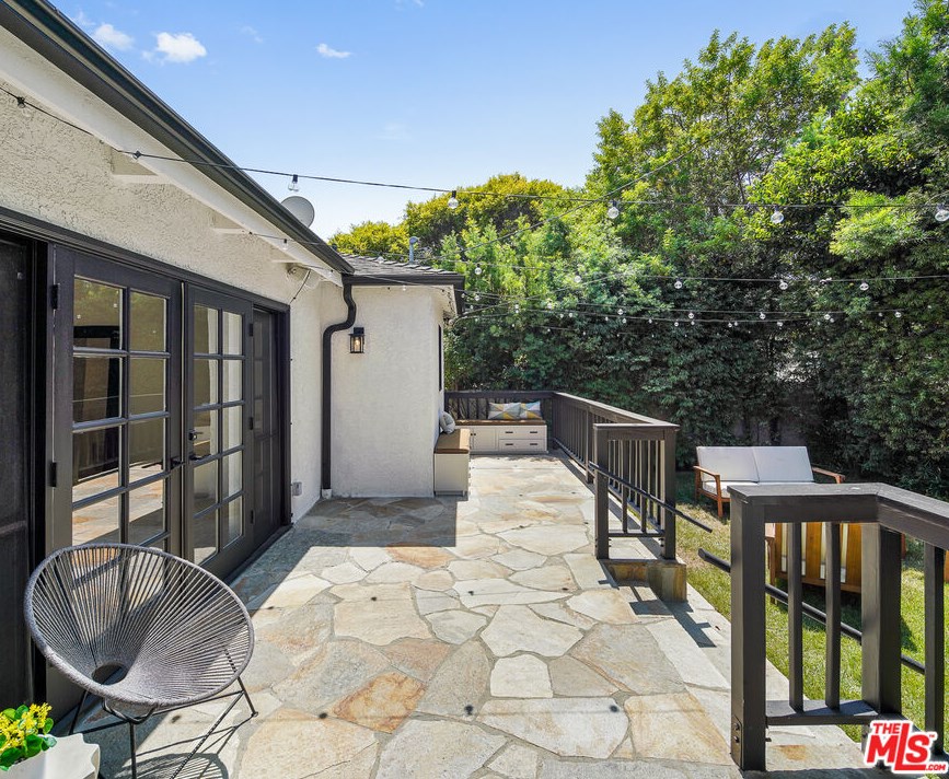 2107 Castle Heights Ave, Los Angeles CA  90034-1045 exterior