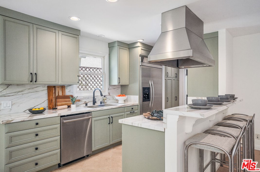 2107 Castle Heights Ave, Los Angeles CA  90034-1045 exterior