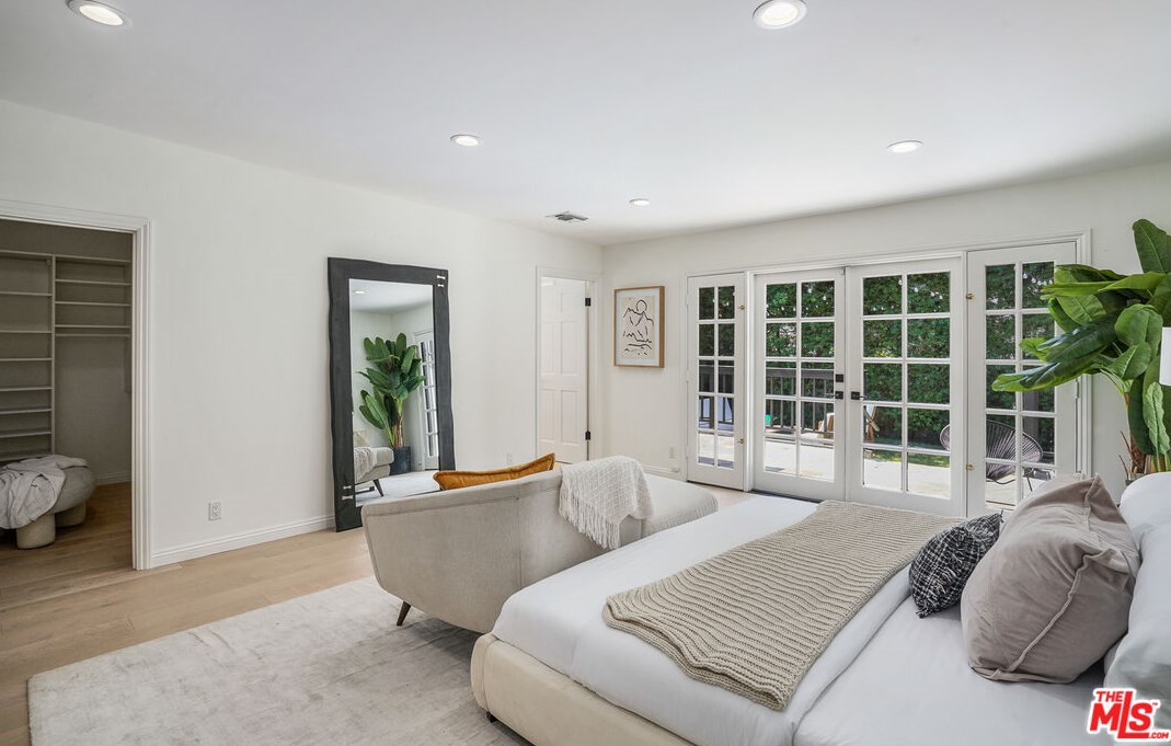 2107 Castle Heights Ave, Los Angeles CA  90034-1045 exterior