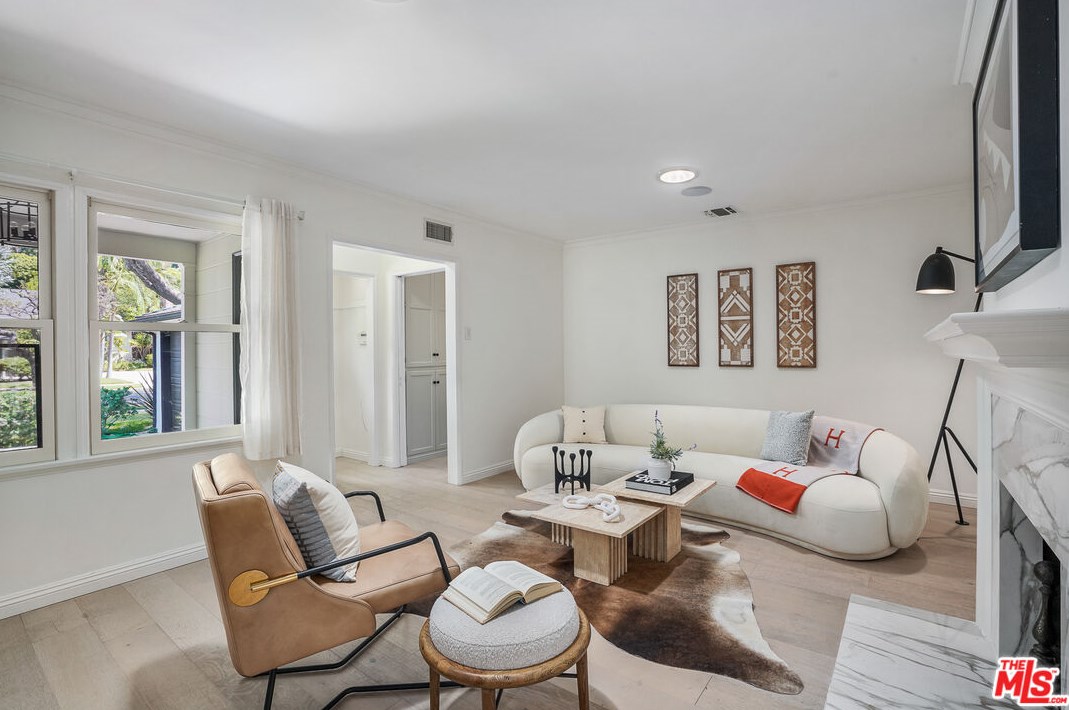 2107 Castle Heights Ave, Los Angeles CA  90034-1045 exterior
