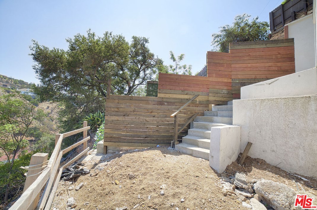 8193 Gould Ave, Los Angeles CA  90046-1959 exterior