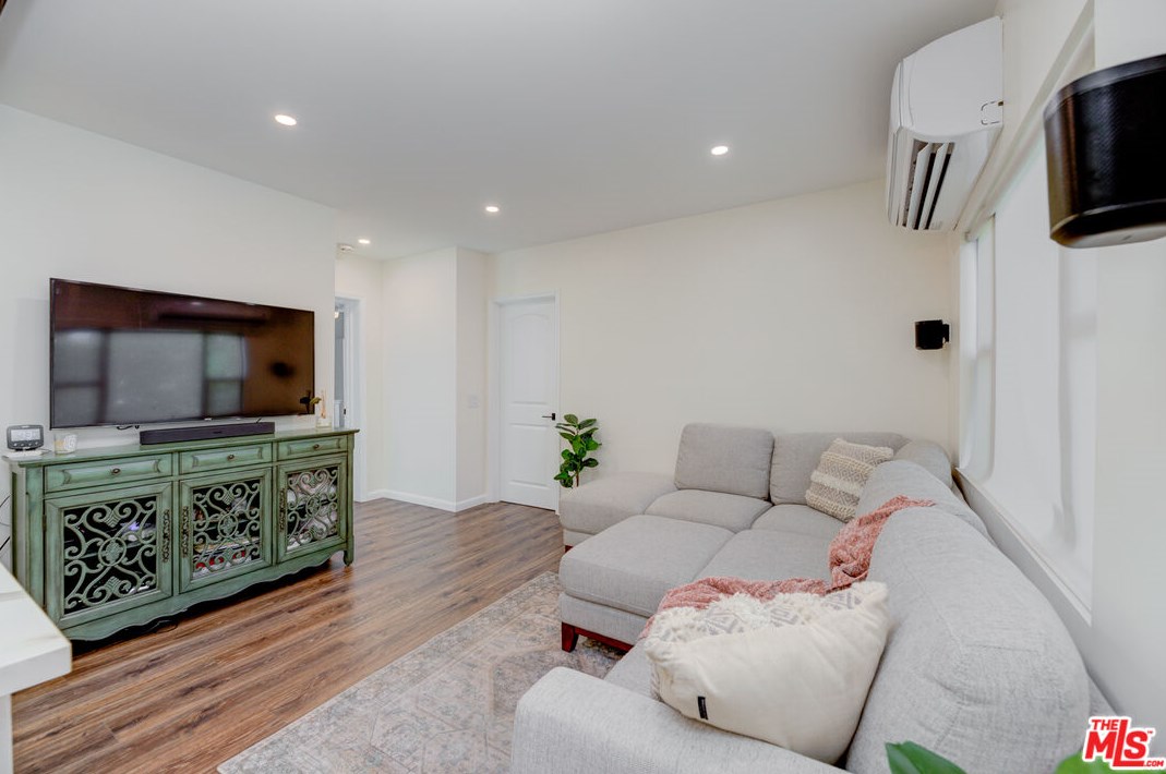 2100 Harcourt Ave, Los Angeles CA 90016-2312 exterior