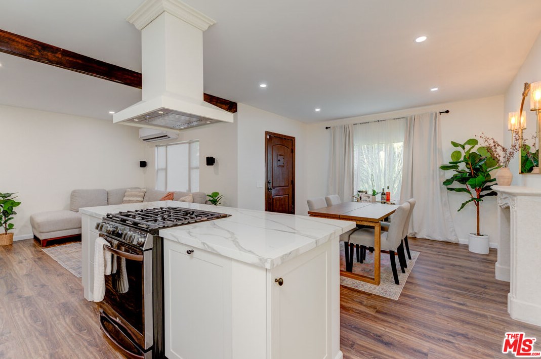 2100 Harcourt Ave, Los Angeles CA 90016-2312 exterior