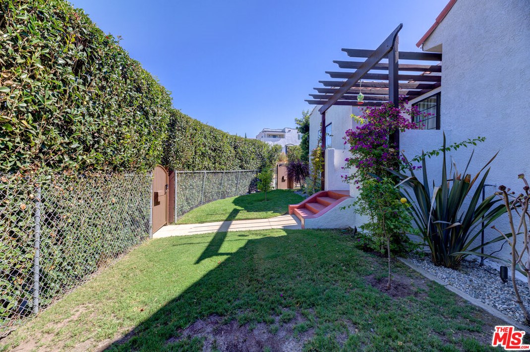 2100 Harcourt Ave, Los Angeles CA 90016-2312 exterior