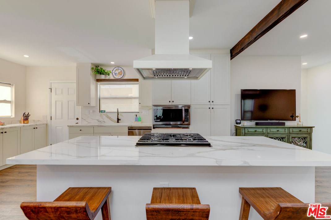 2100 Harcourt Ave, Los Angeles CA 90016-2312 exterior