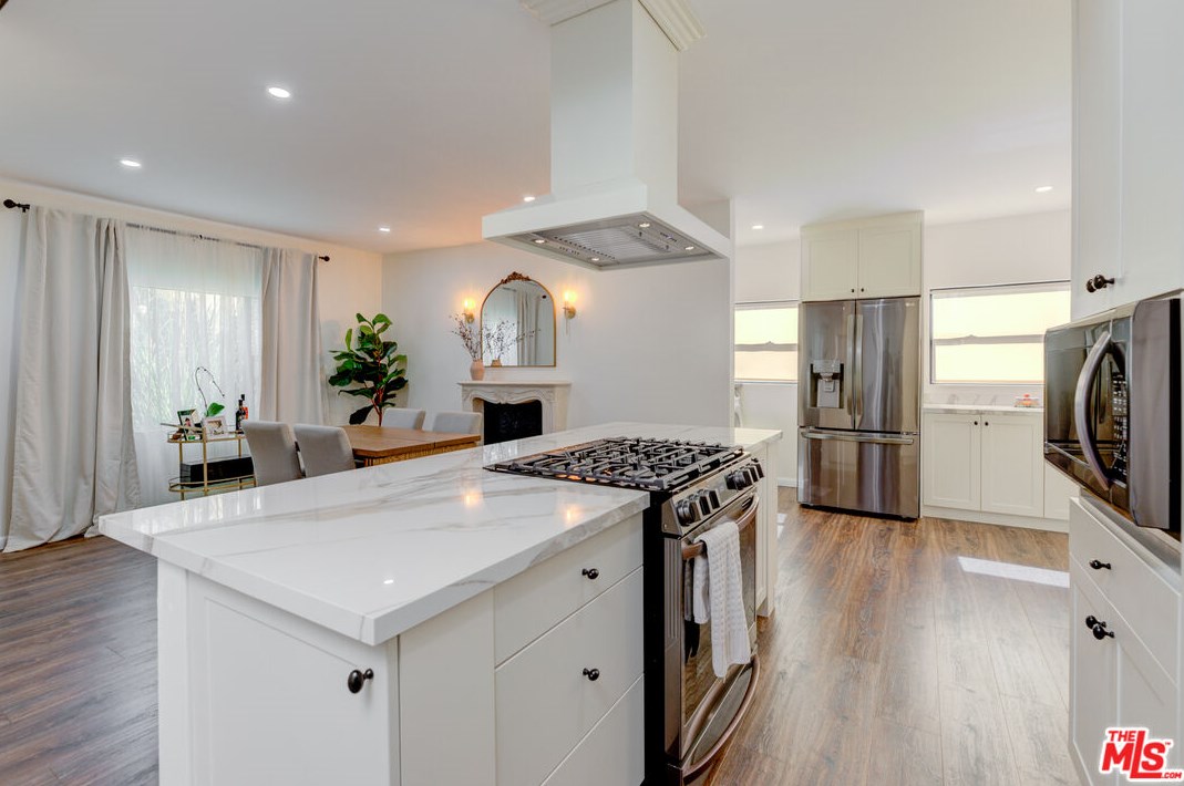 2100 Harcourt Ave, Los Angeles CA 90016-2312 exterior