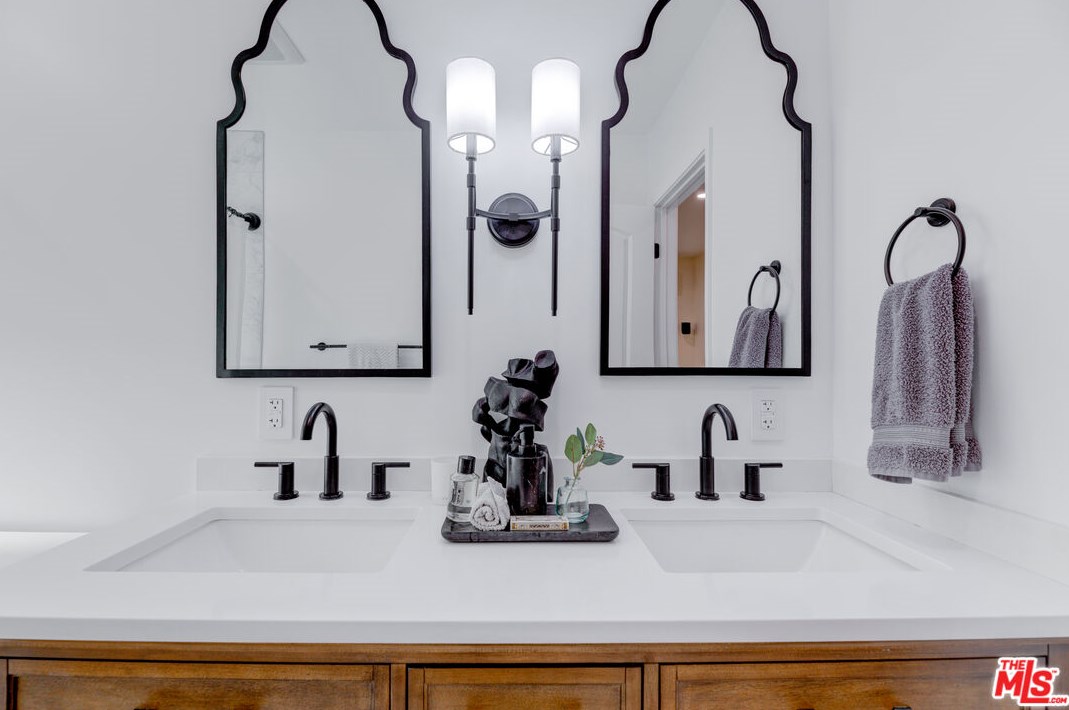 2100 Harcourt Ave, Los Angeles CA 90016-2312 exterior