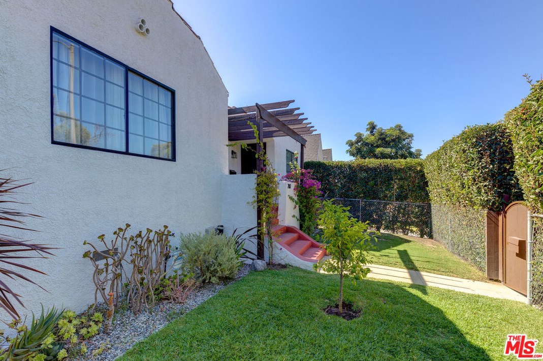 2100 Harcourt Ave, Los Angeles CA 90016-2312 exterior