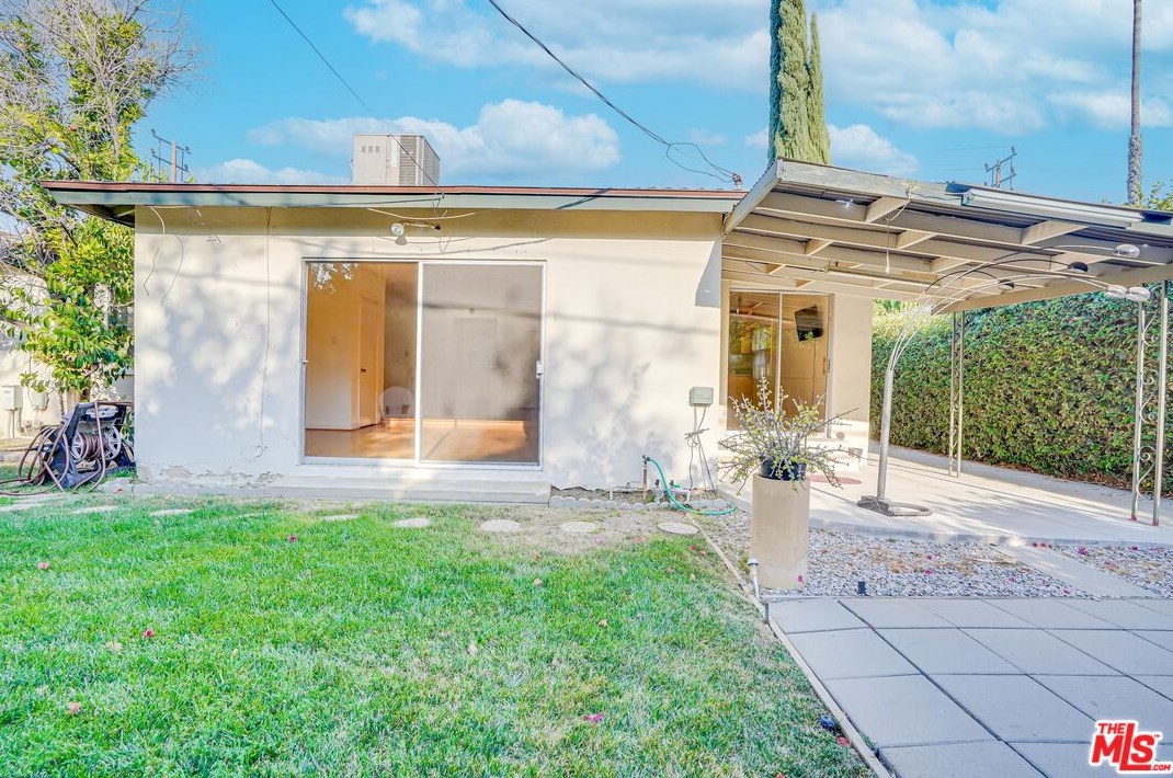 6919 Vanalden Ave, Los Angeles CA  91335-1135 exterior