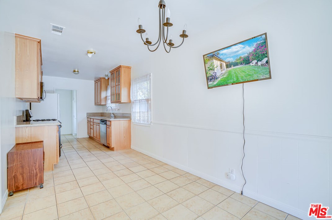 6919 Vanalden Ave, Los Angeles CA  91335-1135 exterior