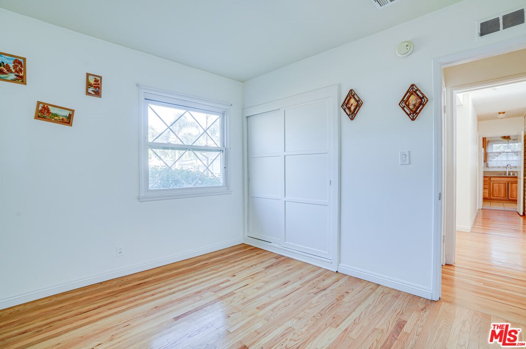 6919 Vanalden Ave, Los Angeles CA  91335-1135 exterior