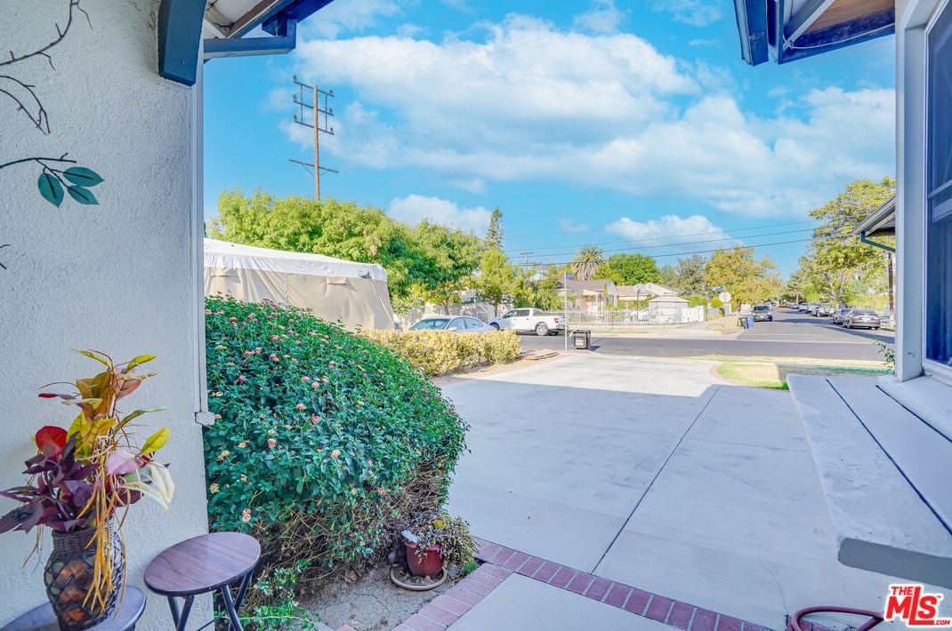 6919 Vanalden Ave, Los Angeles CA  91335-1135 exterior