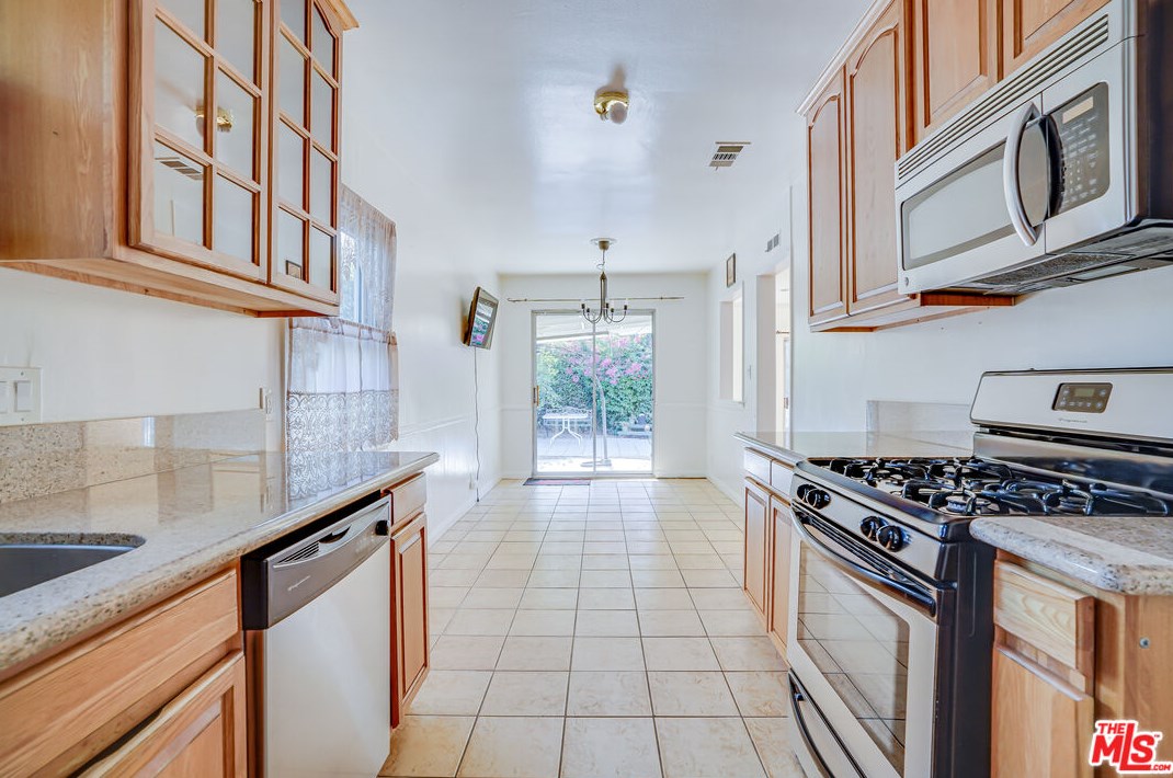 6919 Vanalden Ave, Los Angeles CA  91335-1135 exterior