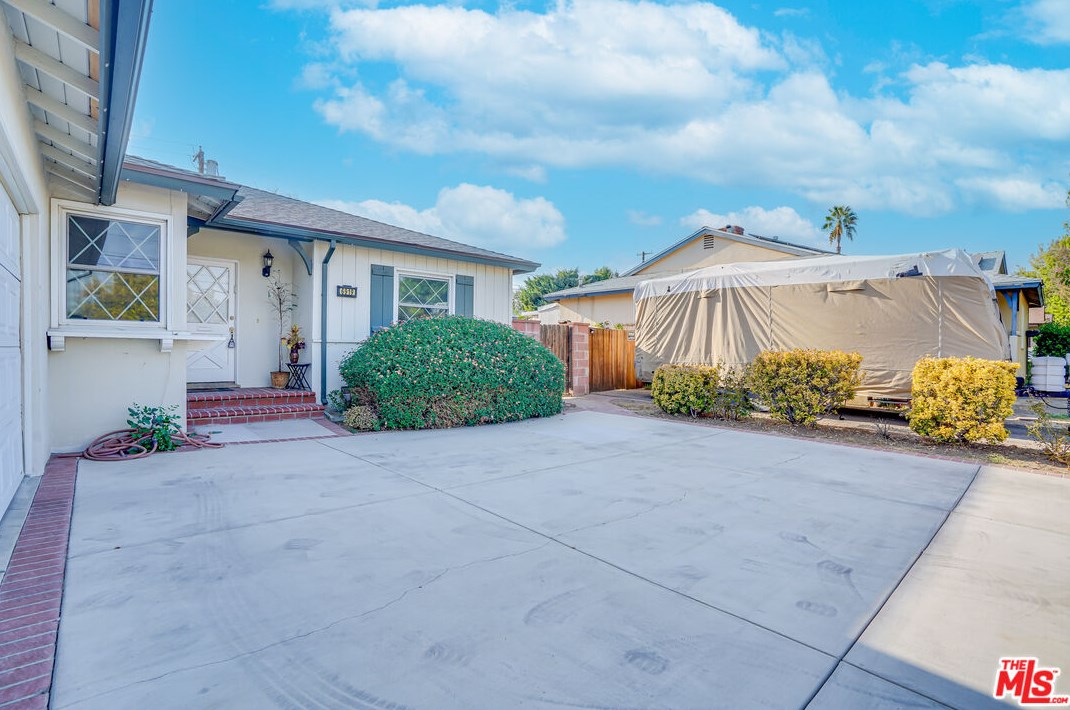 6919 Vanalden Ave, Los Angeles CA  91335-1135 exterior