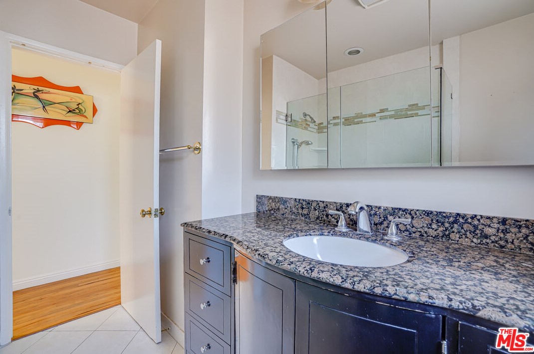 6919 Vanalden Ave, Los Angeles CA  91335-1135 exterior