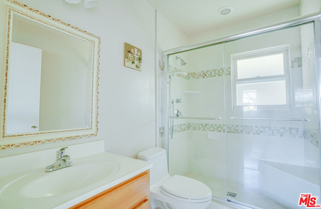 6919 Vanalden Ave, Los Angeles CA  91335-1135 exterior