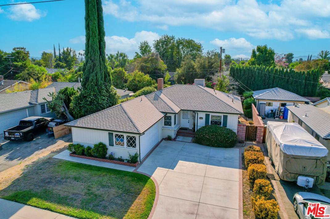 6919 Vanalden Ave, Los Angeles CA  91335-1135 exterior