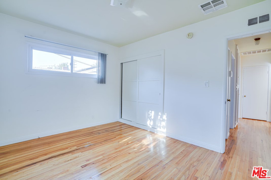 6919 Vanalden Ave, Los Angeles CA  91335-1135 exterior