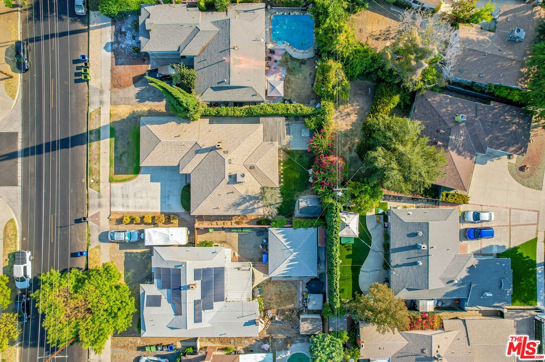 6919 Vanalden Ave, Los Angeles CA  91335-1135 exterior