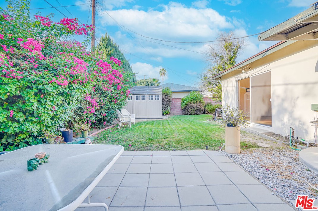 6919 Vanalden Ave, Los Angeles CA  91335-1135 exterior
