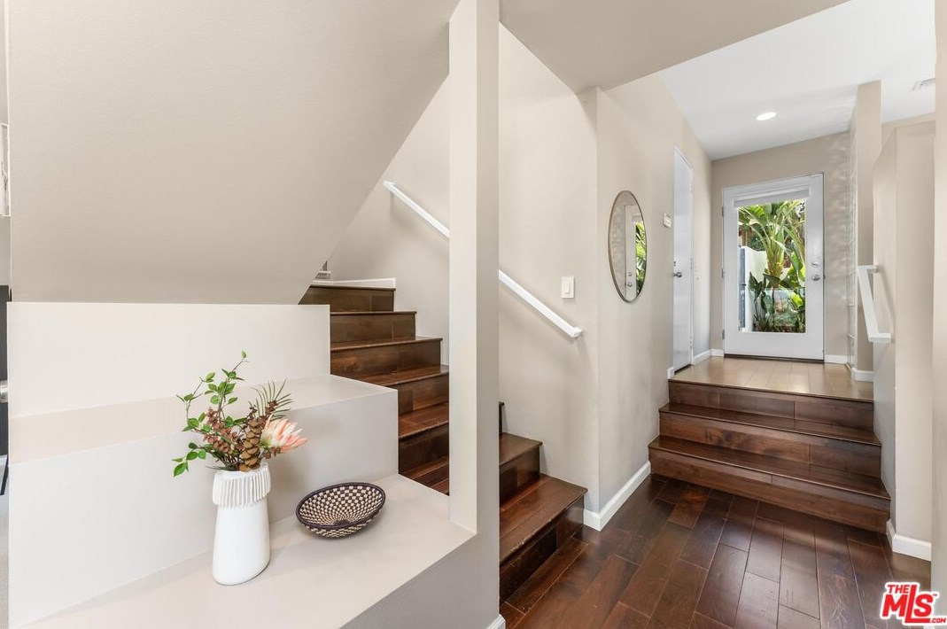 2410 Lyric Ave, Los Angeles CA  90027-4655 exterior