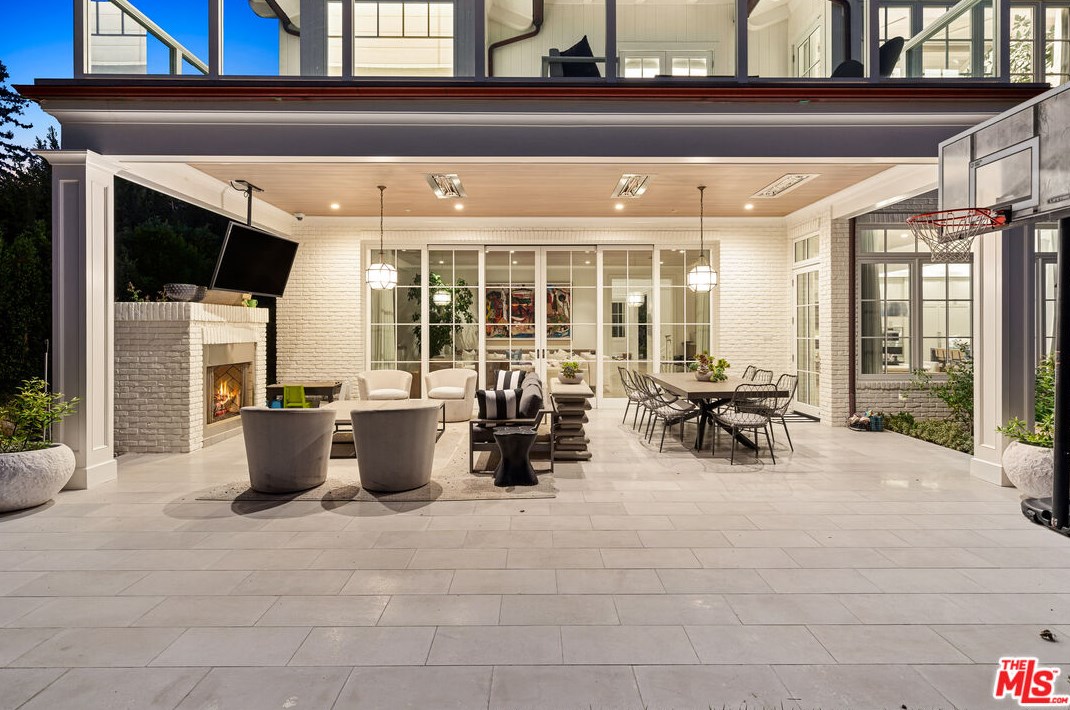 400 Bristol Ave, Los Angeles CA  90049-2608 exterior