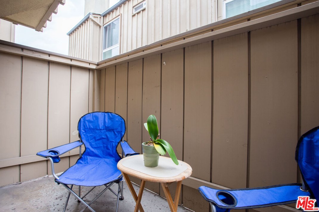 1818 Parnell Ave, Los Angeles CA  90025-4823 exterior