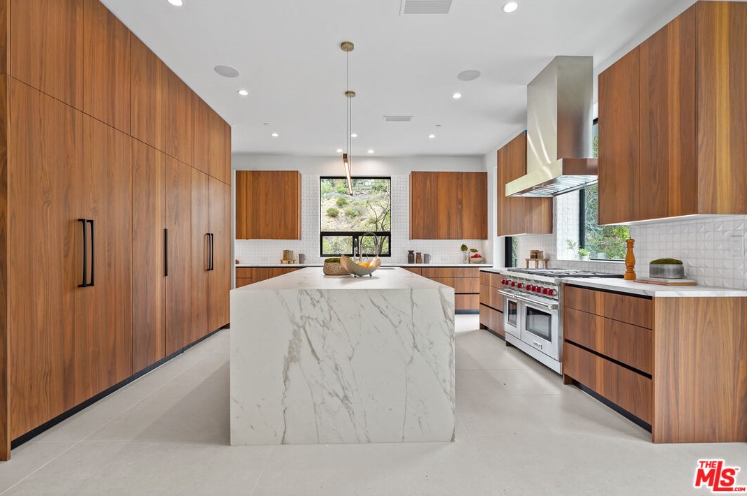 1056 Carrara Pl, Los Angeles CA  90049-1300 exterior