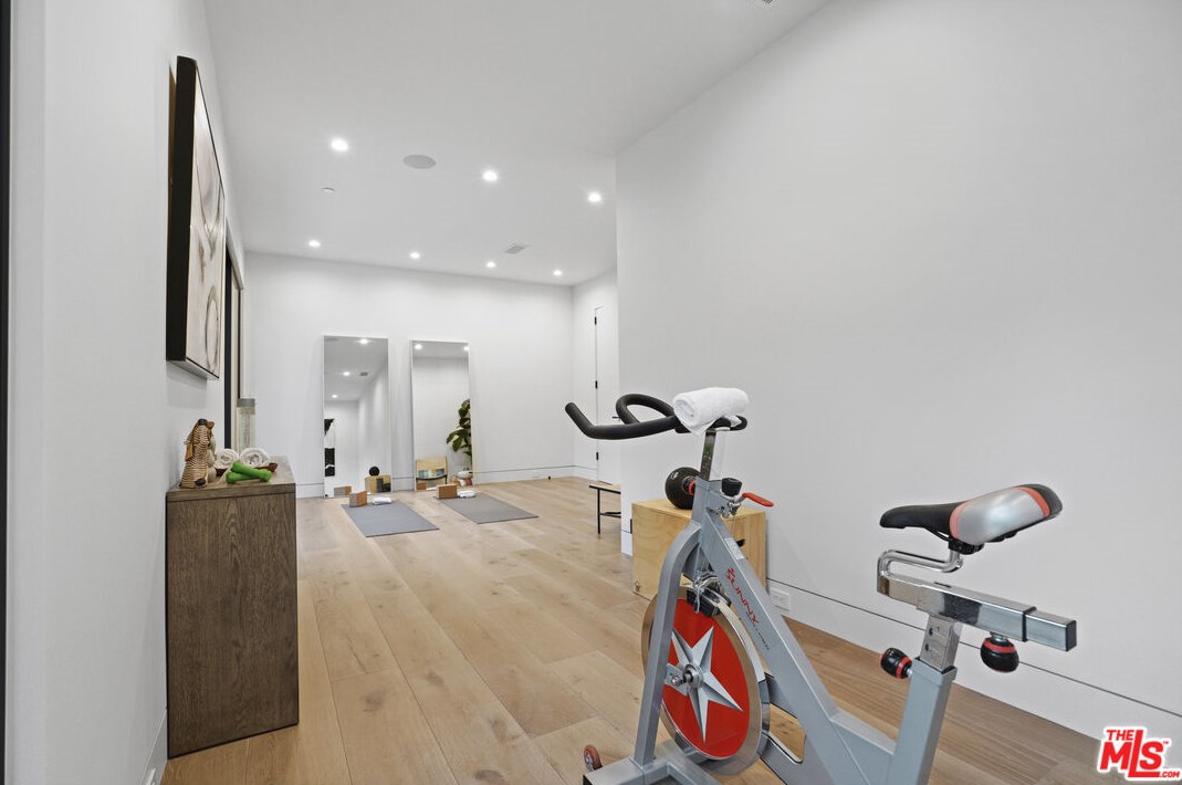 1056 Carrara Pl, Los Angeles CA  90049-1300 exterior