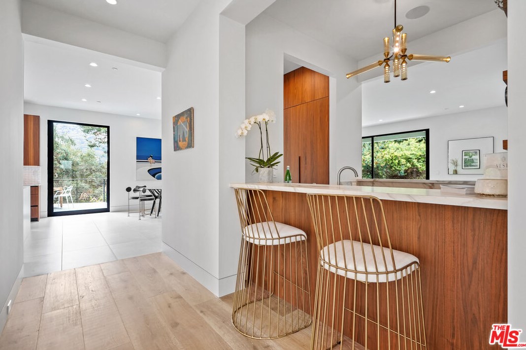 1056 Carrara Pl, Los Angeles CA  90049-1300 exterior