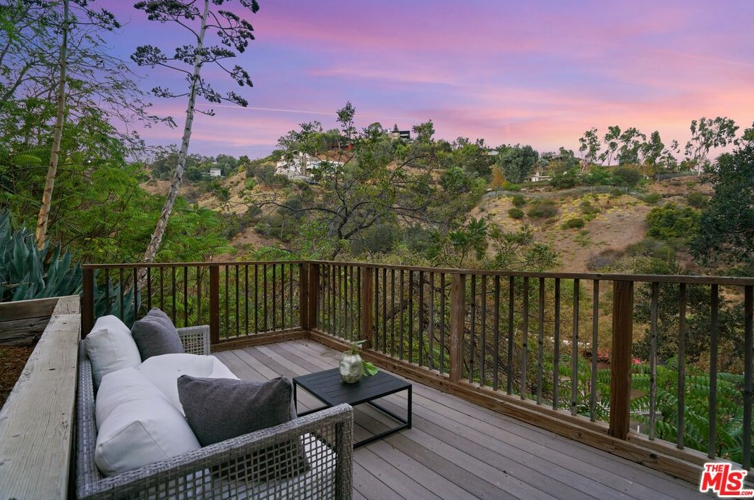 1056 Carrara Pl, Los Angeles CA  90049-1300 exterior