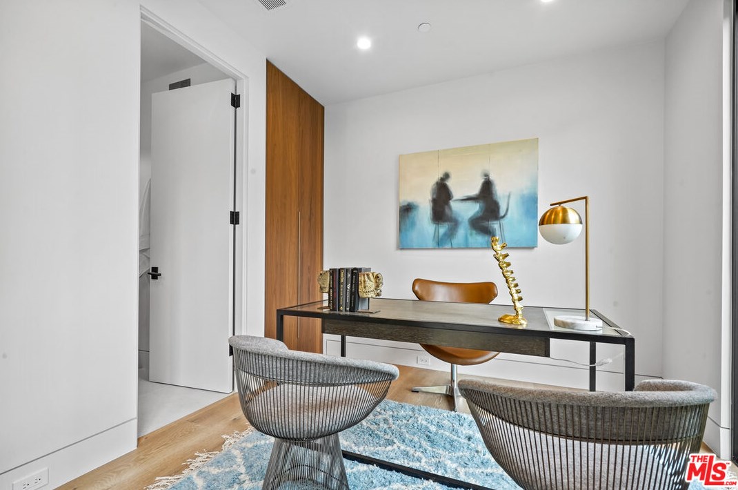 1056 Carrara Pl, Los Angeles CA  90049-1300 exterior