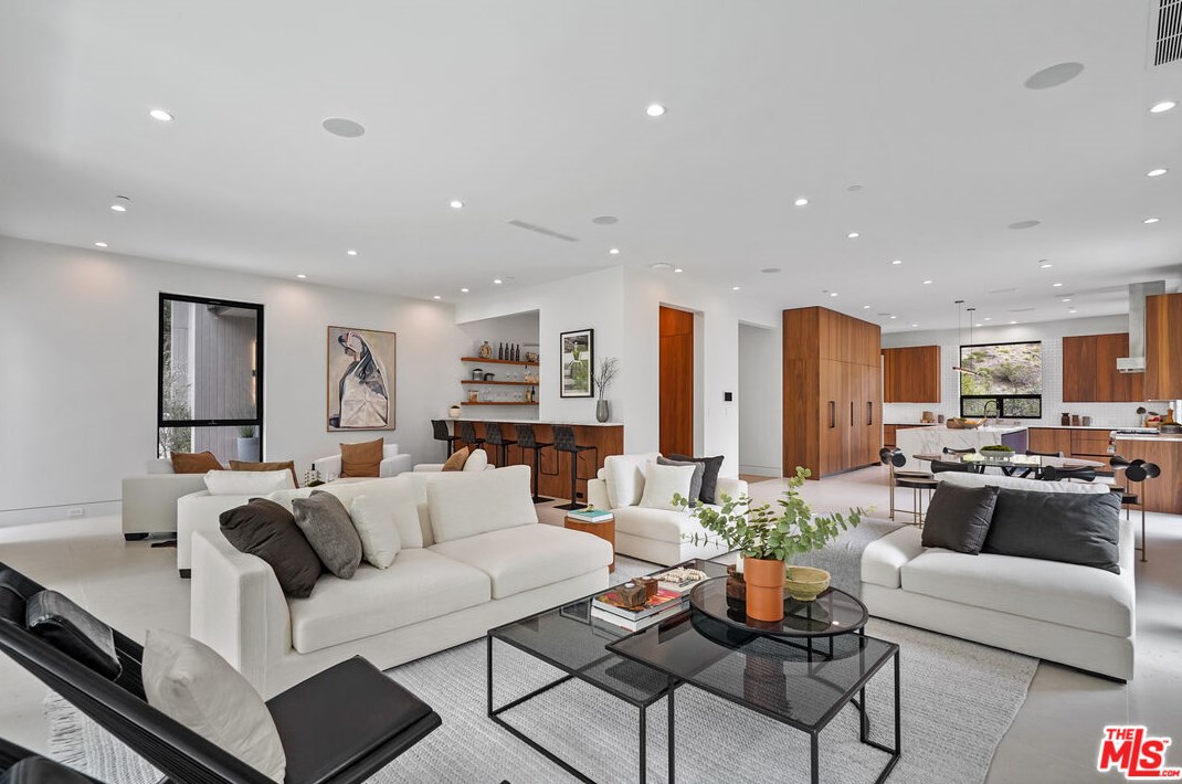 1056 Carrara Pl, Los Angeles CA  90049-1300 exterior