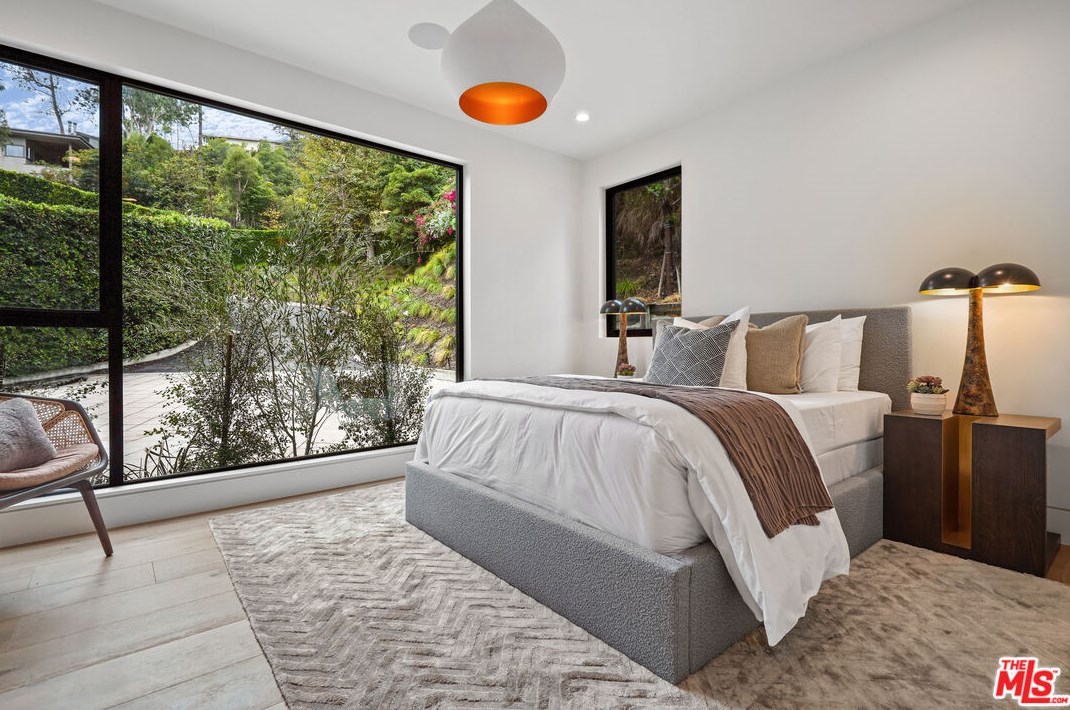 1056 Carrara Pl, Los Angeles CA  90049-1300 exterior